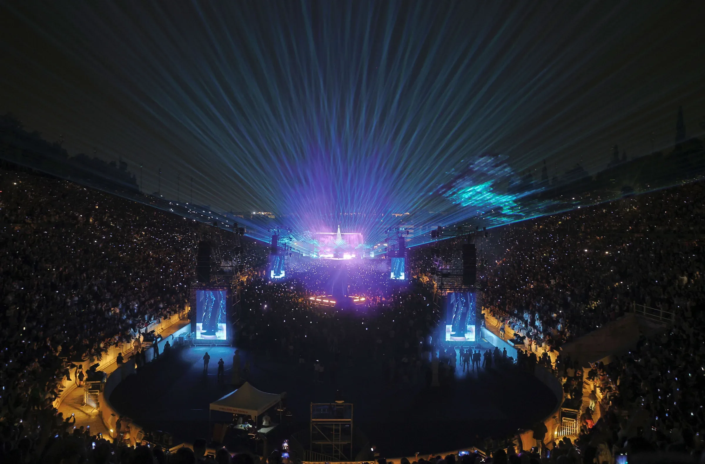 Laser lights above the stage and packed audience at Anna Vissi's Kallimarmaro concert